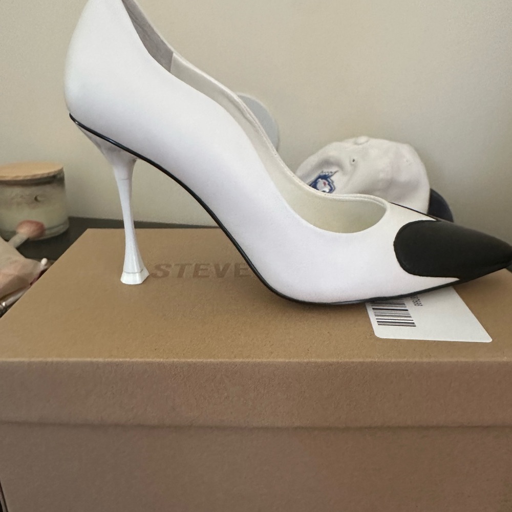 Gianni Bini Theatwo Leather Hearts scalloped Pointed toe Pumps